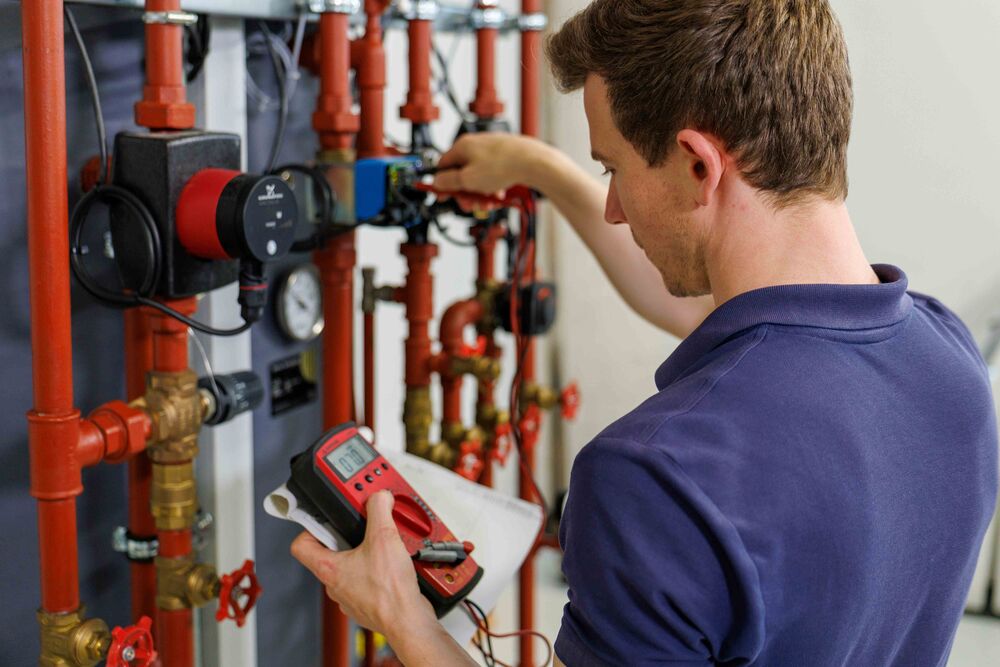 Josef Timoteo Jenni bei Wartungsarbeiten an einem Speichersystem.